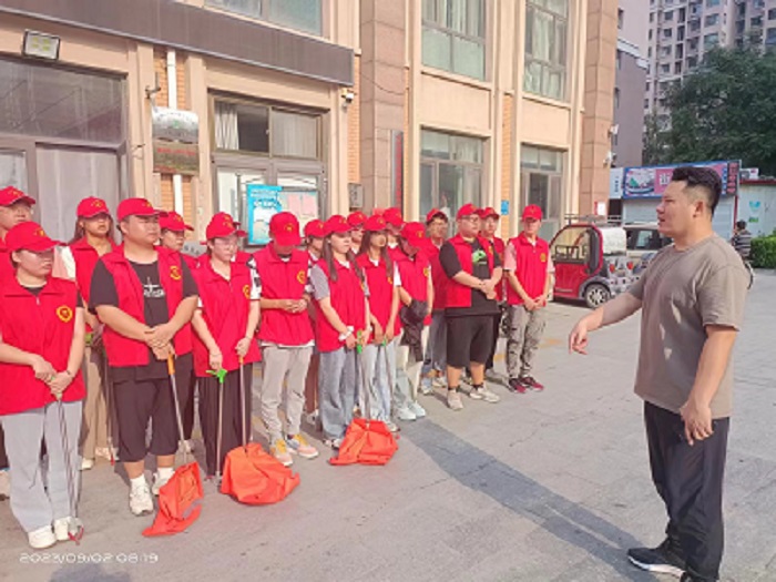 9月2日九游官方网站在凤凰城A区开展志愿服务活动 (4).jpg