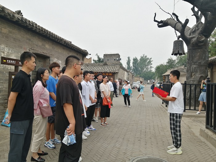 老槐树下讲故事.jpg 老槐树下讲故事.jpg