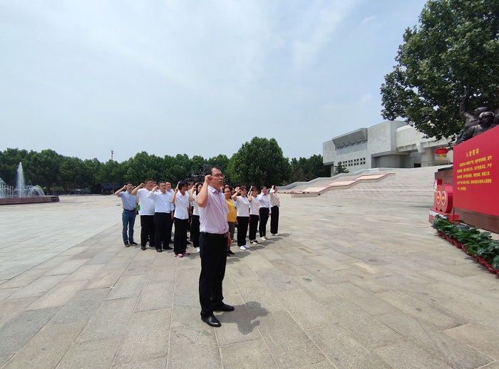 郑书记带领宣誓.jpg 郑书记带领宣誓.jpg